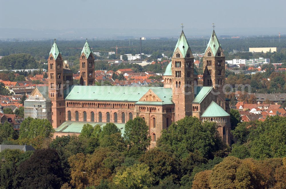 Aerial image SPEYER - Der Kaiser- und Mariendom zu Speyer ist nach der Zerstörung der Abtei Cluny die größte noch erhaltene romanische Kirche der Welt und steht seit 1981 auf der UNESCO-Liste des Weltkulturerbes.Der salische Kaiser Konrad II. gründete um 1030 den Bau mit dem Ziel, die größte Kirche des Abendlandes zu bauen.Knapp 20 Jahre nach der Vollendung von Speyer I ließ Heinrich IV. den Dom zur Hälfte einreißen, um ihn noch größer wieder aufzubauen: Im Mittelschiff wurde die Decke abgetragen, der Bau wurde um fünf Meter erhöht. Statt der flachen Holzdecke entstand das größte Kreuzgratgewölbe im damaligen Reichsgebiet, auch der Wandaufriss erfuhr entscheidende Veränderungen. Im Ostteil wurde der Bau bis auf die Fundamente abgetragen und auf bis zu acht Metern starken Fundamenten neu gegründet. Es blieben lediglich die unteren Geschosse der Chorflankentürme, sowie Teile des Querhauses erhalten. Die Krypta von Speyer I blieb nahezu unberührt.Im Todesjahr Heinrichs IV., 1106, war der neue Dom fertiggestellt: Mit einer Länge von 444 römischen Fuß (134 Meter) und einer Breite von 111 römischen Fuß (43 Meter) war er eines der größten Bauwerke seiner Zeit. In der Länge übertraf den Speyerer Dom die Abteikirche von Cluny mit ihrer Vorkirche, der umbaute Raum jedoch ist beim Speyrer Dom mit über 40.000 Kubikmetern größer. Diese Veränderungen unter Heinrich IV. sind in der Forschung als Speyer II bekannt, wobei im heutigen Bau zwischen Bauteilen von Speyer I und Speyer II unterschieden wird.