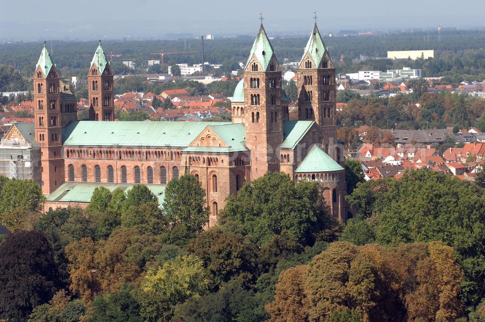 Aerial photograph SPEYER - Der Kaiser- und Mariendom zu Speyer ist nach der Zerstörung der Abtei Cluny die größte noch erhaltene romanische Kirche der Welt und steht seit 1981 auf der UNESCO-Liste des Weltkulturerbes.Der salische Kaiser Konrad II. gründete um 1030 den Bau mit dem Ziel, die größte Kirche des Abendlandes zu bauen.Knapp 20 Jahre nach der Vollendung von Speyer I ließ Heinrich IV. den Dom zur Hälfte einreißen, um ihn noch größer wieder aufzubauen: Im Mittelschiff wurde die Decke abgetragen, der Bau wurde um fünf Meter erhöht. Statt der flachen Holzdecke entstand das größte Kreuzgratgewölbe im damaligen Reichsgebiet, auch der Wandaufriss erfuhr entscheidende Veränderungen. Im Ostteil wurde der Bau bis auf die Fundamente abgetragen und auf bis zu acht Metern starken Fundamenten neu gegründet. Es blieben lediglich die unteren Geschosse der Chorflankentürme, sowie Teile des Querhauses erhalten. Die Krypta von Speyer I blieb nahezu unberührt.Im Todesjahr Heinrichs IV., 1106, war der neue Dom fertiggestellt: Mit einer Länge von 444 römischen Fuß (134 Meter) und einer Breite von 111 römischen Fuß (43 Meter) war er eines der größten Bauwerke seiner Zeit. In der Länge übertraf den Speyerer Dom die Abteikirche von Cluny mit ihrer Vorkirche, der umbaute Raum jedoch ist beim Speyrer Dom mit über 40.000 Kubikmetern größer. Diese Veränderungen unter Heinrich IV. sind in der Forschung als Speyer II bekannt, wobei im heutigen Bau zwischen Bauteilen von Speyer I und Speyer II unterschieden wird.