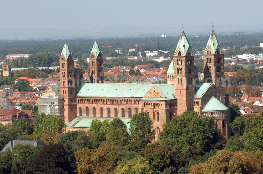 SPEYER from above - Der Kaiser- und Mariendom zu Speyer ist nach der Zerstörung der Abtei Cluny die größte noch erhaltene romanische Kirche der Welt und steht seit 1981 auf der UNESCO-Liste des Weltkulturerbes.Der salische Kaiser Konrad II. gründete um 1030 den Bau mit dem Ziel, die größte Kirche des Abendlandes zu bauen.Knapp 20 Jahre nach der Vollendung von Speyer I ließ Heinrich IV. den Dom zur Hälfte einreißen, um ihn noch größer wieder aufzubauen: Im Mittelschiff wurde die Decke abgetragen, der Bau wurde um fünf Meter erhöht. Statt der flachen Holzdecke entstand das größte Kreuzgratgewölbe im damaligen Reichsgebiet, auch der Wandaufriss erfuhr entscheidende Veränderungen. Im Ostteil wurde der Bau bis auf die Fundamente abgetragen und auf bis zu acht Metern starken Fundamenten neu gegründet. Es blieben lediglich die unteren Geschosse der Chorflankentürme, sowie Teile des Querhauses erhalten. Die Krypta von Speyer I blieb nahezu unberührt.Im Todesjahr Heinrichs IV., 1106, war der neue Dom fertiggestellt: Mit einer Länge von 444 römischen Fuß (134 Meter) und einer Breite von 111 römischen Fuß (43 Meter) war er eines der größten Bauwerke seiner Zeit. In der Länge übertraf den Speyerer Dom die Abteikirche von Cluny mit ihrer Vorkirche, der umbaute Raum jedoch ist beim Speyrer Dom mit über 40.000 Kubikmetern größer. Diese Veränderungen unter Heinrich IV. sind in der Forschung als Speyer II bekannt, wobei im heutigen Bau zwischen Bauteilen von Speyer I und Speyer II unterschieden wird.