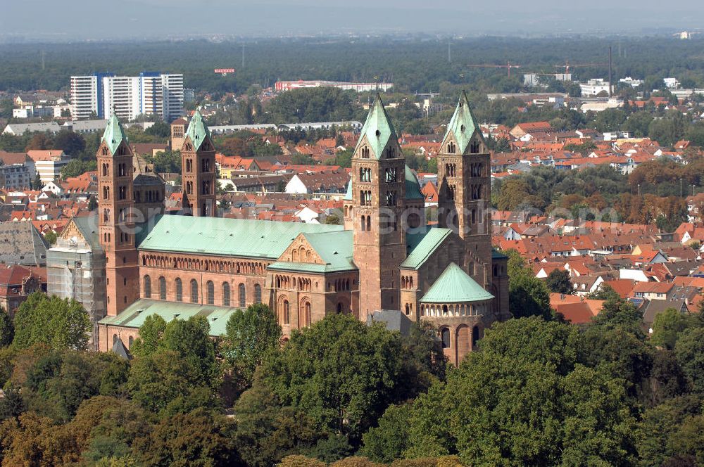 Aerial image SPEYER - Der Kaiser- und Mariendom zu Speyer ist nach der Zerstörung der Abtei Cluny die größte noch erhaltene romanische Kirche der Welt und steht seit 1981 auf der UNESCO-Liste des Weltkulturerbes.Der salische Kaiser Konrad II. gründete um 1030 den Bau mit dem Ziel, die größte Kirche des Abendlandes zu bauen.Knapp 20 Jahre nach der Vollendung von Speyer I ließ Heinrich IV. den Dom zur Hälfte einreißen, um ihn noch größer wieder aufzubauen: Im Mittelschiff wurde die Decke abgetragen, der Bau wurde um fünf Meter erhöht. Statt der flachen Holzdecke entstand das größte Kreuzgratgewölbe im damaligen Reichsgebiet, auch der Wandaufriss erfuhr entscheidende Veränderungen. Im Ostteil wurde der Bau bis auf die Fundamente abgetragen und auf bis zu acht Metern starken Fundamenten neu gegründet. Es blieben lediglich die unteren Geschosse der Chorflankentürme, sowie Teile des Querhauses erhalten. Die Krypta von Speyer I blieb nahezu unberührt.Im Todesjahr Heinrichs IV., 1106, war der neue Dom fertiggestellt: Mit einer Länge von 444 römischen Fuß (134 Meter) und einer Breite von 111 römischen Fuß (43 Meter) war er eines der größten Bauwerke seiner Zeit. In der Länge übertraf den Speyerer Dom die Abteikirche von Cluny mit ihrer Vorkirche, der umbaute Raum jedoch ist beim Speyrer Dom mit über 40.000 Kubikmetern größer. Diese Veränderungen unter Heinrich IV. sind in der Forschung als Speyer II bekannt, wobei im heutigen Bau zwischen Bauteilen von Speyer I und Speyer II unterschieden wird.