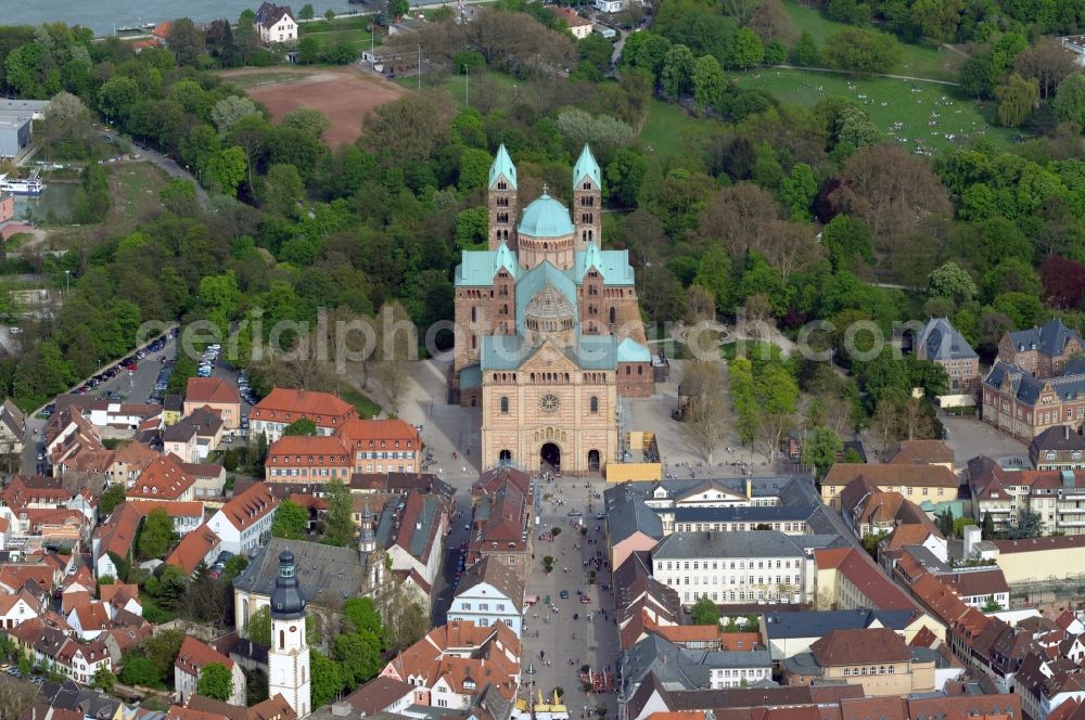 Speyer from above - View of the Cathedral of Speyer The Emperor and St. Marys Cathedral of Speyer is the largest remaining Romanesque church in the world. Mid-20th Reromanisiert century was the cathedral and renovated in 1996