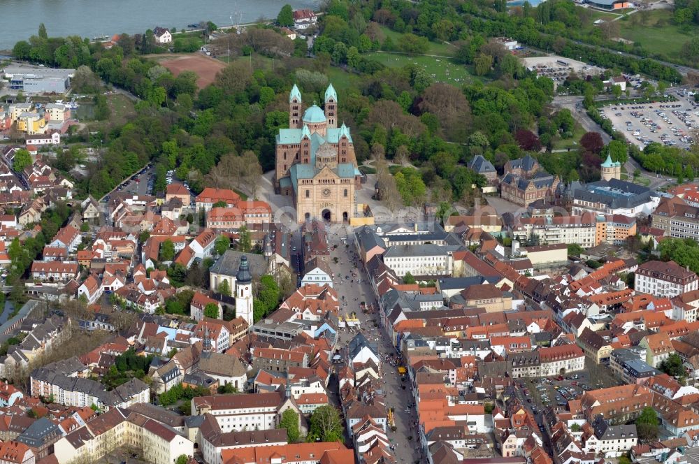 Speyer from the bird's eye view: View of the Cathedral of Speyer The Emperor and St. Marys Cathedral of Speyer is the largest remaining Romanesque church in the world. Mid-20th Reromanisiert century was the cathedral and renovated in 1996