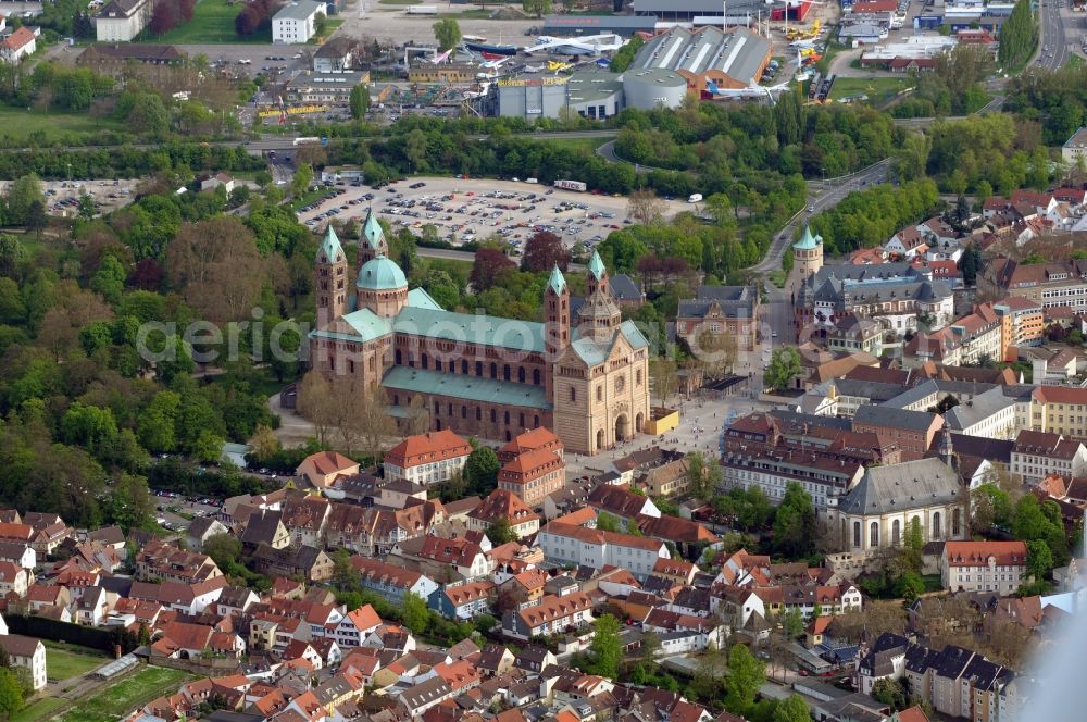 Aerial image Speyer - View of the Cathedral of Speyer The Emperor and St. Marys Cathedral of Speyer is the largest remaining Romanesque church in the world. Mid-20th Reromanisiert century was the cathedral and renovated in 1996