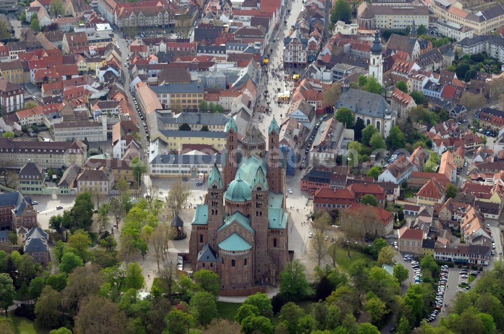 Speyer from the bird's eye view: View of the Cathedral of Speyer The Emperor and St. Marys Cathedral of Speyer is the largest remaining Romanesque church in the world. Mid-20th Reromanisiert century was the cathedral and renovated in 1996