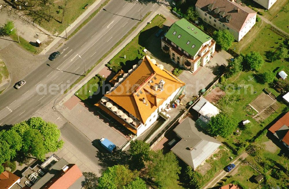 Stahnsdorf / Brandenburg from the bird's eye view: Kaiser-Pagode (China-Restaurant) Ort: Stahnsdorf / Brandenburg Datum: 05.05.03