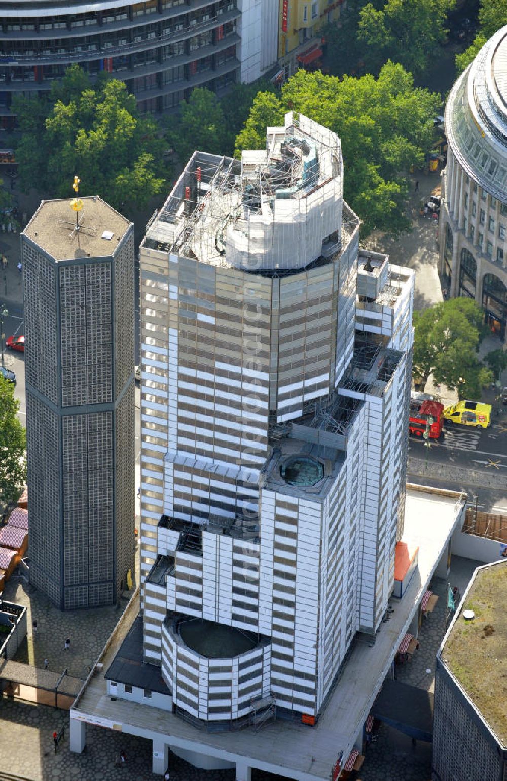 Berlin from above - Die Kaiser-Wilhelm-Gedächtniskirche, kurz Gedächtniskirche, steht auf dem Breitscheidplatz im Berliner Stadtteil Charlottenburg. Sie ist von einem Baugerüst umgeben, da sie saniert werden soll. The Kaiser Wilhelm memorial church was built on Breitenbachplatz in the district of Charlottenburg. It is surrounded by a scaffolding because of restauration.