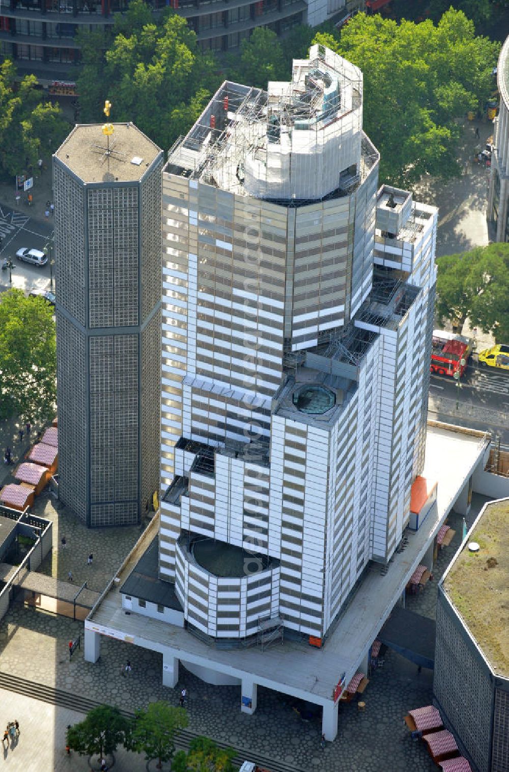 Berlin from the bird's eye view: Die Kaiser-Wilhelm-Gedächtniskirche, kurz Gedächtniskirche, steht auf dem Breitscheidplatz im Berliner Stadtteil Charlottenburg. Sie ist von einem Baugerüst umgeben, da sie saniert werden soll. The Kaiser Wilhelm memorial church was built on Breitenbachplatz in the district of Charlottenburg. It is surrounded by a scaffolding because of restauration.