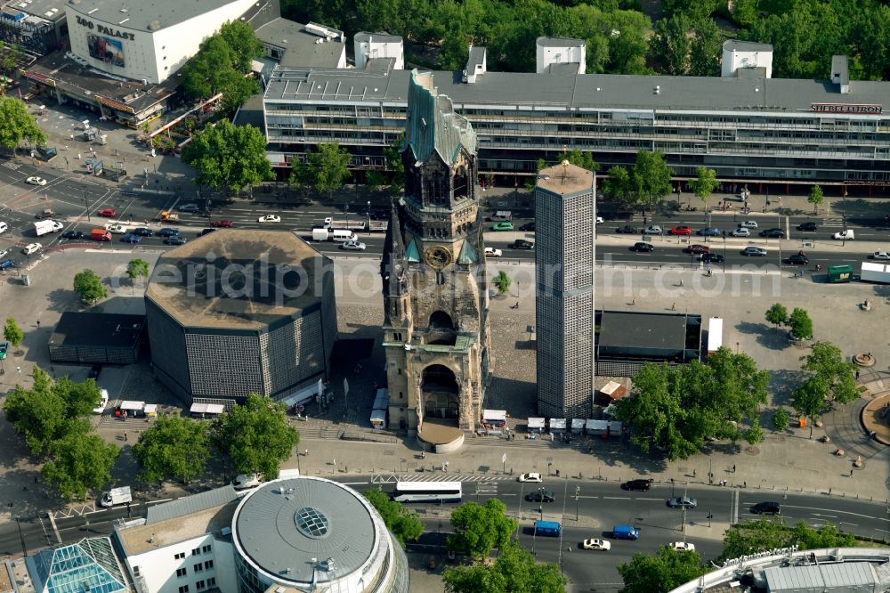 Aerial image Berlin - The Protestant Kaiser William Memorial Church, commonly short memorial church stands on the Breitscheidplatz between the Kurfuerstendamm, the Tauentzienstrasse and the Budapest street in Berlin's Charlottenburg district. The non-damaged part of the old church is now a museum and war memorial