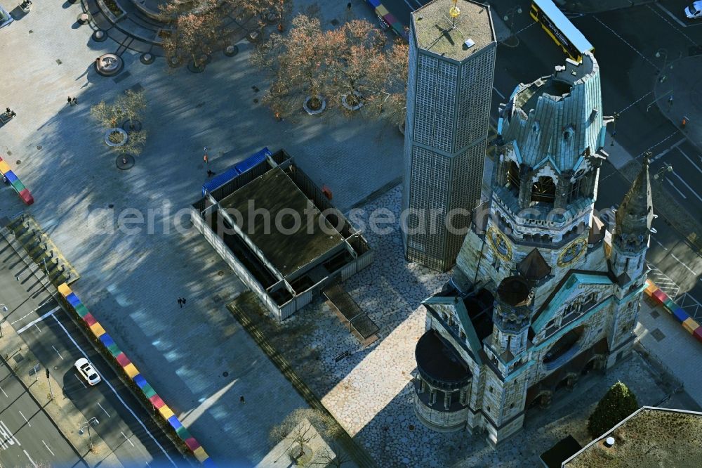 Aerial photograph Berlin - Ruins of the Evangelical Kaiser Wilhelm Memorial Church on Breitscheidplatz - Joachimsthaler Strasse and Budapester Strasse in the Berlin district of Charlottenburg