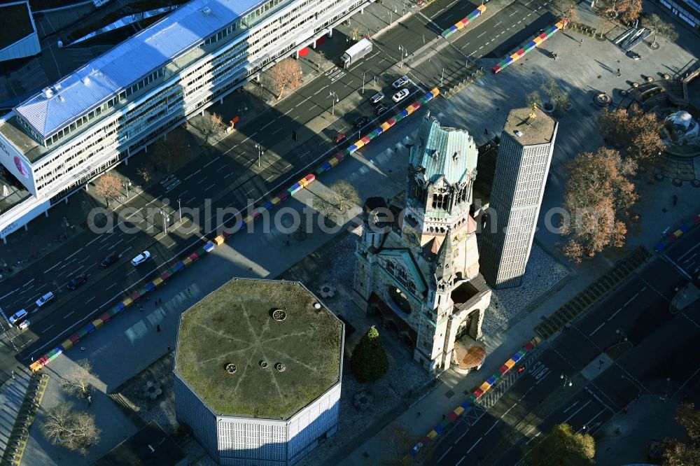 Berlin from the bird's eye view: Ruins of the Evangelical Kaiser Wilhelm Memorial Church on Breitscheidplatz - Joachimsthaler Strasse and Budapester Strasse in the Berlin district of Charlottenburg