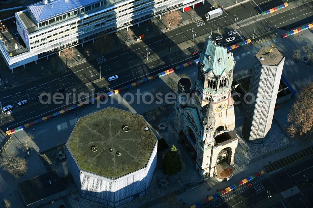 Aerial image Berlin - Ruins of the Evangelical Kaiser Wilhelm Memorial Church on Breitscheidplatz - Joachimsthaler Strasse and Budapester Strasse in the Berlin district of Charlottenburg