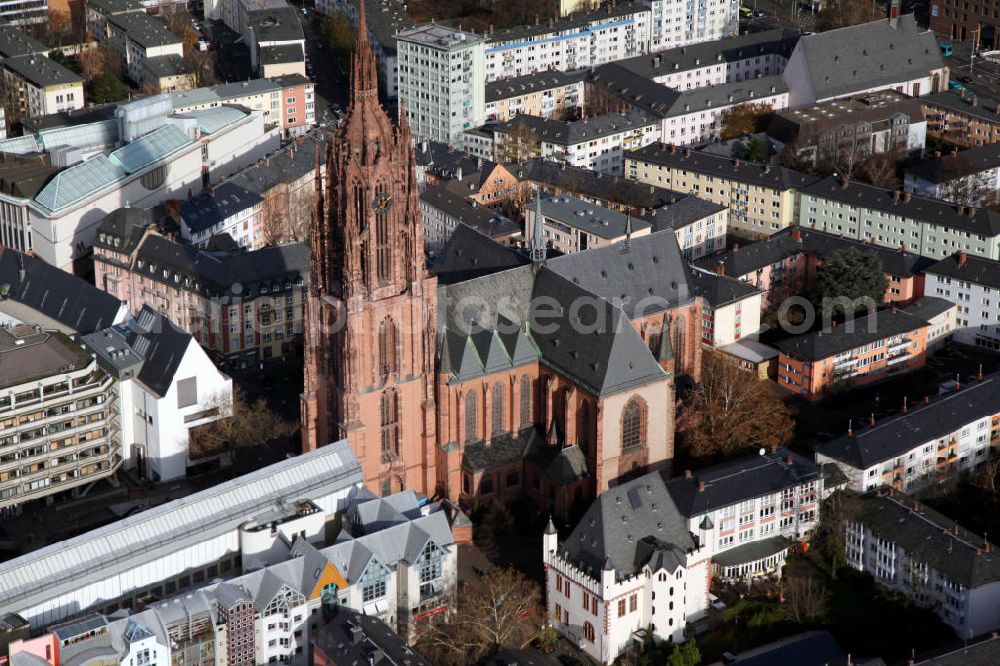 Frankfurt am Main from the bird's eye view: Blick auf den Kaiserdom St. Bartholomäus in Frankfurt am Main. Als ehemalige Wahl- und Krönungskirche der römisch-deutschen Kaiser ist der Dom eines der bedeutenden Bauwerke der Reichsgeschichte und galt vor allem im 19. Jahrhundert als Symbol nationaler Einheit. View of the Saint Bartholomeus Cathedral in Frankfurt am Main. As a former election and coronation church of the Holy Roman Emperor, the cathedral is one of the important buildings of the imperial history. In the 19th Century it was a symbol of national unity.