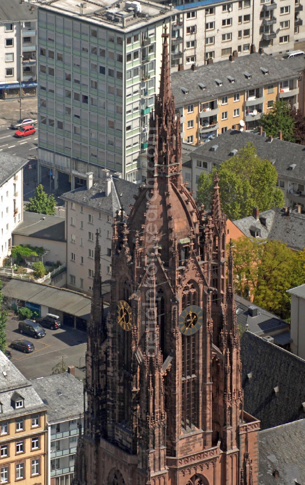 Aerial image Frankfurt am Main - Blick auf den Kaiserdom St. Bartholomäus in Frankfurt am Main. Als ehemalige Wahl- und Krönungskirche der römisch-deutschen Kaiser ist der Dom eines der bedeutenden Bauwerke der Reichsgeschichte und galt vor allem im 19. Jahrhundert als Symbol nationaler Einheit. View of the Saint Bartholomeus's Cathedral in Frankfurt am Main. As a former election and coronation church of the Holy Roman Emperor, the cathedral is one of the important buildings of the imperial history. In the 19th Century it was a a symbol of national unity.