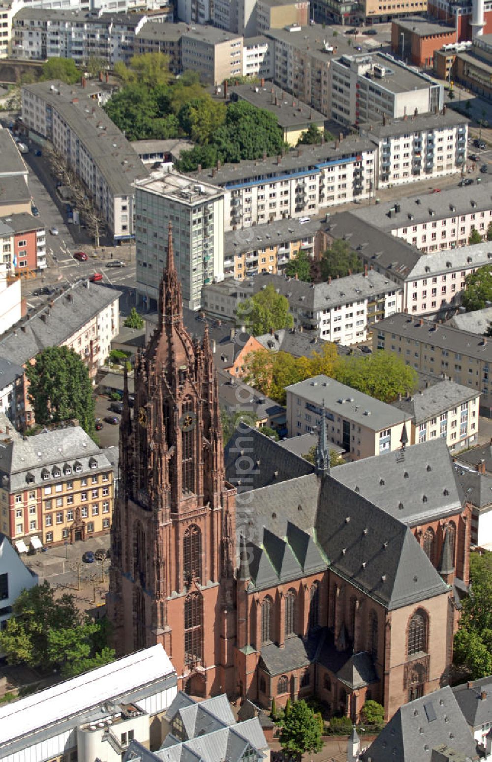 Aerial photograph Frankfurt am Main - Blick auf den Kaiserdom St. Bartholomäus in Frankfurt am Main. Als ehemalige Wahl- und Krönungskirche der römisch-deutschen Kaiser ist der Dom eines der bedeutenden Bauwerke der Reichsgeschichte und galt vor allem im 19. Jahrhundert als Symbol nationaler Einheit. View of the Saint Bartholomeus's Cathedral in Frankfurt am Main. As a former election and coronation church of the Holy Roman Emperor, the cathedral is one of the important buildings of the imperial history. In the 19th Century it was a a symbol of national unity.