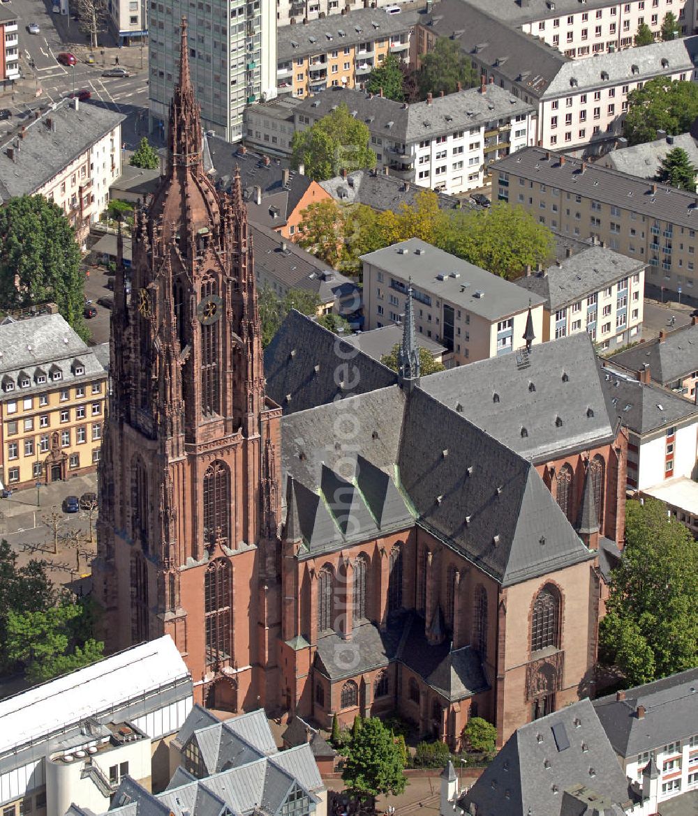 Frankfurt am Main from above - Blick auf den Kaiserdom St. Bartholomäus in Frankfurt am Main. Als ehemalige Wahl- und Krönungskirche der römisch-deutschen Kaiser ist der Dom eines der bedeutenden Bauwerke der Reichsgeschichte und galt vor allem im 19. Jahrhundert als Symbol nationaler Einheit. View of the Saint Bartholomeus's Cathedral in Frankfurt am Main. As a former election and coronation church of the Holy Roman Emperor, the cathedral is one of the important buildings of the imperial history. In the 19th Century it was a a symbol of national unity.