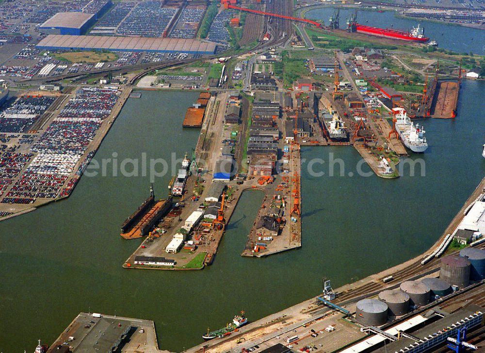 Aerial photograph Bremerhaven - Blick auf die Kaiserhäfen I, II und III und den Verbindungshafen am Wendebecken an der Weser. Im Vordergrund die Lloyd Werft. View of the Kaiser ports I, II and III and the connection port at the turning basin at the Weser.