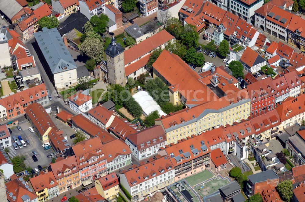 Aerial photograph Erfurt - Historic building of the Kaisersaal (yellow, elongated building) in the food street in Erfurt in Thuringia