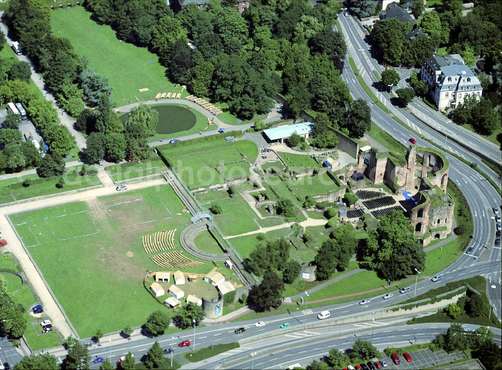 Aerial image Trier - Blick auf die Kaiserthermen in Trier. Sie sind die Überreste einer größflächigen römischen Badeanlage und zusammen mit an deren Bauwerken Triers Teil des Unesco Weltkulturerbes. Errichtet wurde die Anlage ca. 300 n. Chr. als monumentaler Repräsentationsbau der Kaiser Constantius Chlorus und seines Sohnes Konstantin. Der Badebetrieb wurde in der Anlage aber nie aufgenommen. Das Gebäude wurde später zu einer Kaserne umfunktioniert und diente danach als Teil der Stadtmauer. In den achtziger Jahren wurde die Ruine renoviert und die oberen Fensterbögen wieder aufgebaut. Heute ist sie Touristenattraktion und dient als Ort für diverse Veranstaltungen wie Konzerte oder Römerspiele. View of the Imperial Baths in Trier. They are the remains of a Roman bath complex größflächigen and together with other structures Trier's part of the Unesco World Heritage Site.