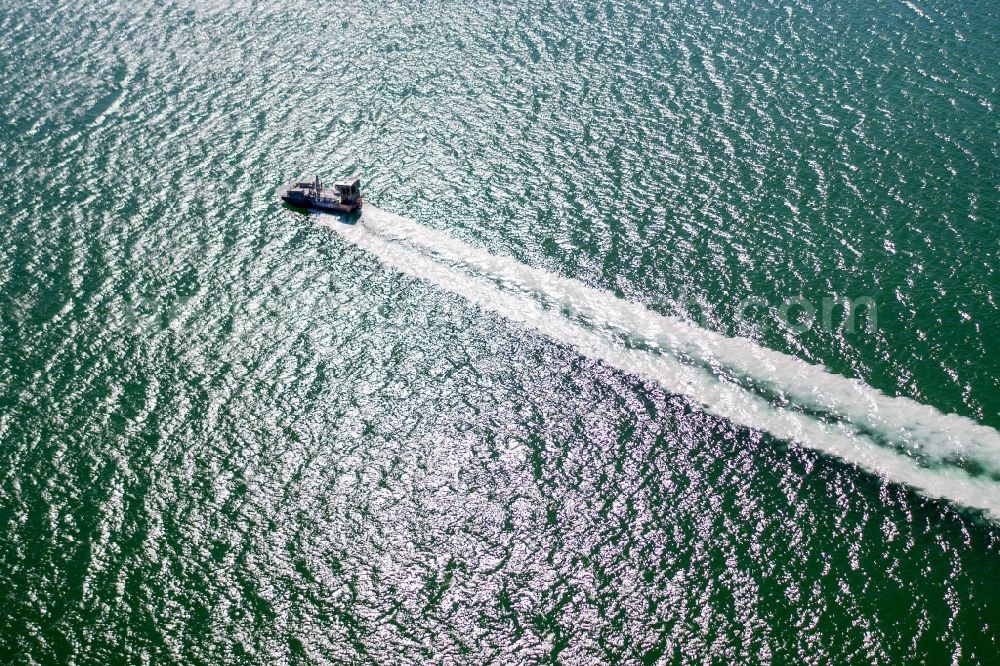 Großpösna from the bird's eye view: Lime boat specialized vessel in driving on Stoermthaler See in Grosspoesna in the state Saxony, Germany