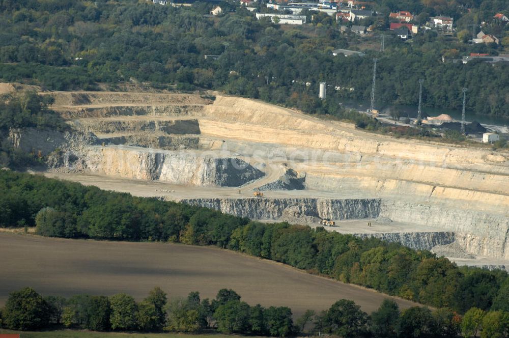 Rüdersdorf from the bird's eye view: Blick auf den Kalksteinbruch Rüdersdorf östlich von Berlin, auf dem südlichen Barnim gelegen, er ist der größte geologische Aufschluss in Norddeutschland aus dem Erdmittelalter, entstanden durch Kalkabbau, bestehend aus einem Museumspark Baustoffindustrie Rüdersdorf und dem eigentlichen Kalksteinbruch.