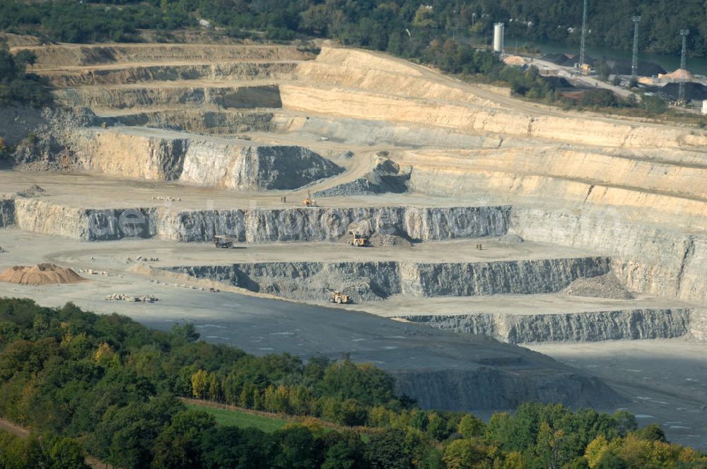 Aerial image Rüdersdorf - Blick auf den Kalksteinbruch Rüdersdorf östlich von Berlin, auf dem südlichen Barnim gelegen, er ist der größte geologische Aufschluss in Norddeutschland aus dem Erdmittelalter, entstanden durch Kalkabbau, bestehend aus einem Museumspark Baustoffindustrie Rüdersdorf und dem eigentlichen Kalksteinbruch.