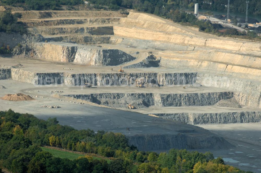 Aerial photograph Rüdersdorf - Blick auf den Kalksteinbruch Rüdersdorf östlich von Berlin, auf dem südlichen Barnim gelegen, er ist der größte geologische Aufschluss in Norddeutschland aus dem Erdmittelalter, entstanden durch Kalkabbau, bestehend aus einem Museumspark Baustoffindustrie Rüdersdorf und dem eigentlichen Kalksteinbruch.