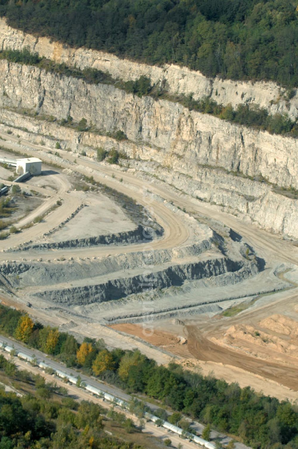 Rüdersdorf from the bird's eye view: Blick auf den Kalksteinbruch Rüdersdorf östlich von Berlin, auf dem südlichen Barnim gelegen, er ist der größte geologische Aufschluss in Norddeutschland aus dem Erdmittelalter, entstanden durch Kalkabbau, bestehend aus einem Museumspark Baustoffindustrie Rüdersdorf und dem eigentlichen Kalksteinbruch.