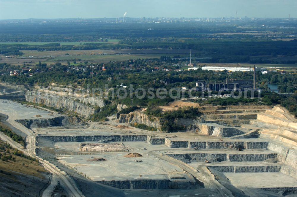 Aerial photograph Rüdersdorf - Blick auf den Kalksteinbruch Rüdersdorf östlich von Berlin, auf dem südlichen Barnim gelegen, er ist der größte geologische Aufschluss in Norddeutschland aus dem Erdmittelalter, entstanden durch Kalkabbau, bestehend aus einem Museumspark Baustoffindustrie Rüdersdorf und dem eigentlichen Kalksteinbruch.