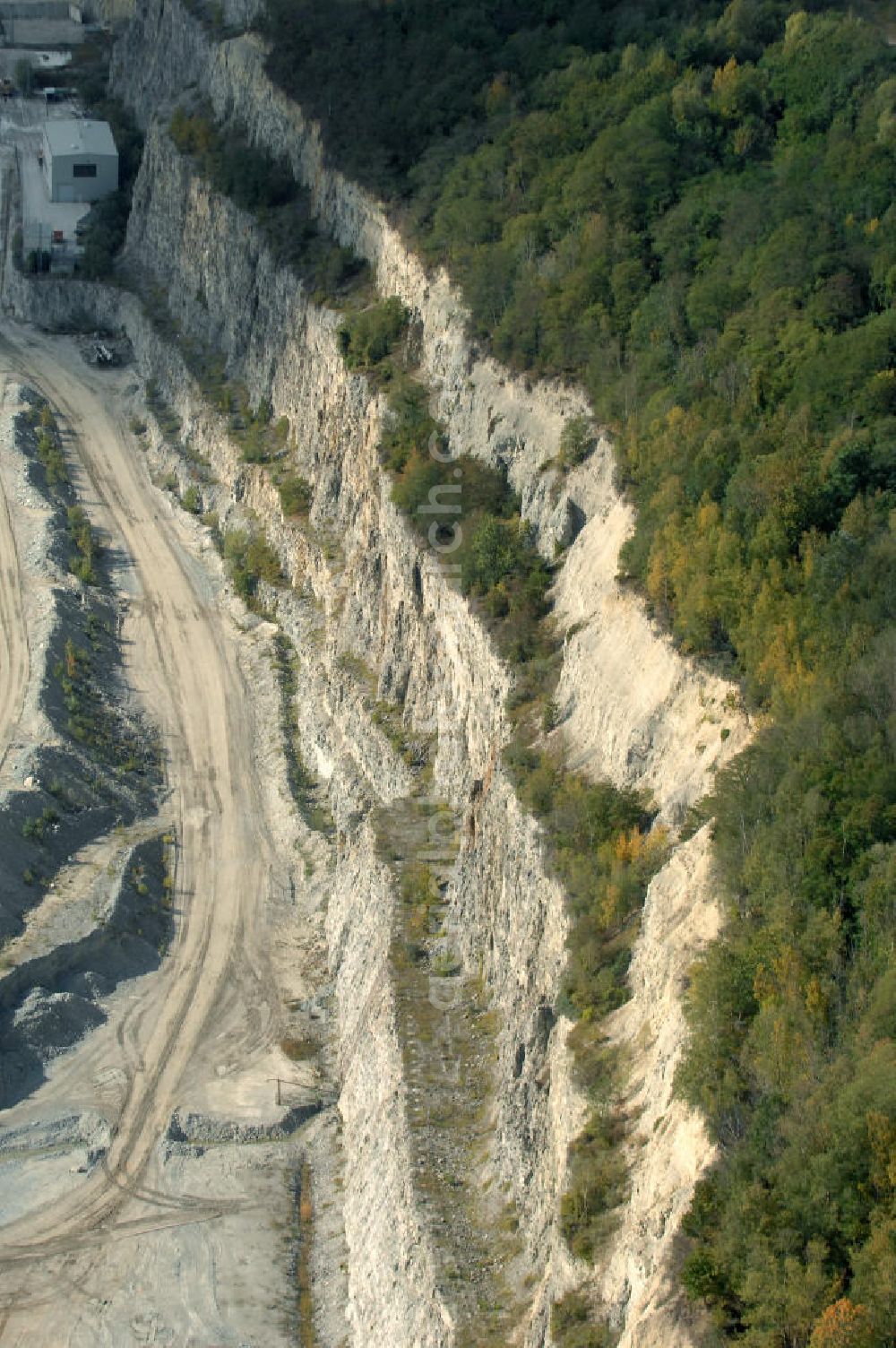 Rüdersdorf from the bird's eye view: Blick auf den Kalksteinbruch Rüdersdorf östlich von Berlin, auf dem südlichen Barnim gelegen, er ist der größte geologische Aufschluss in Norddeutschland aus dem Erdmittelalter, entstanden durch Kalkabbau, bestehend aus einem Museumspark Baustoffindustrie Rüdersdorf und dem eigentlichen Kalksteinbruch.