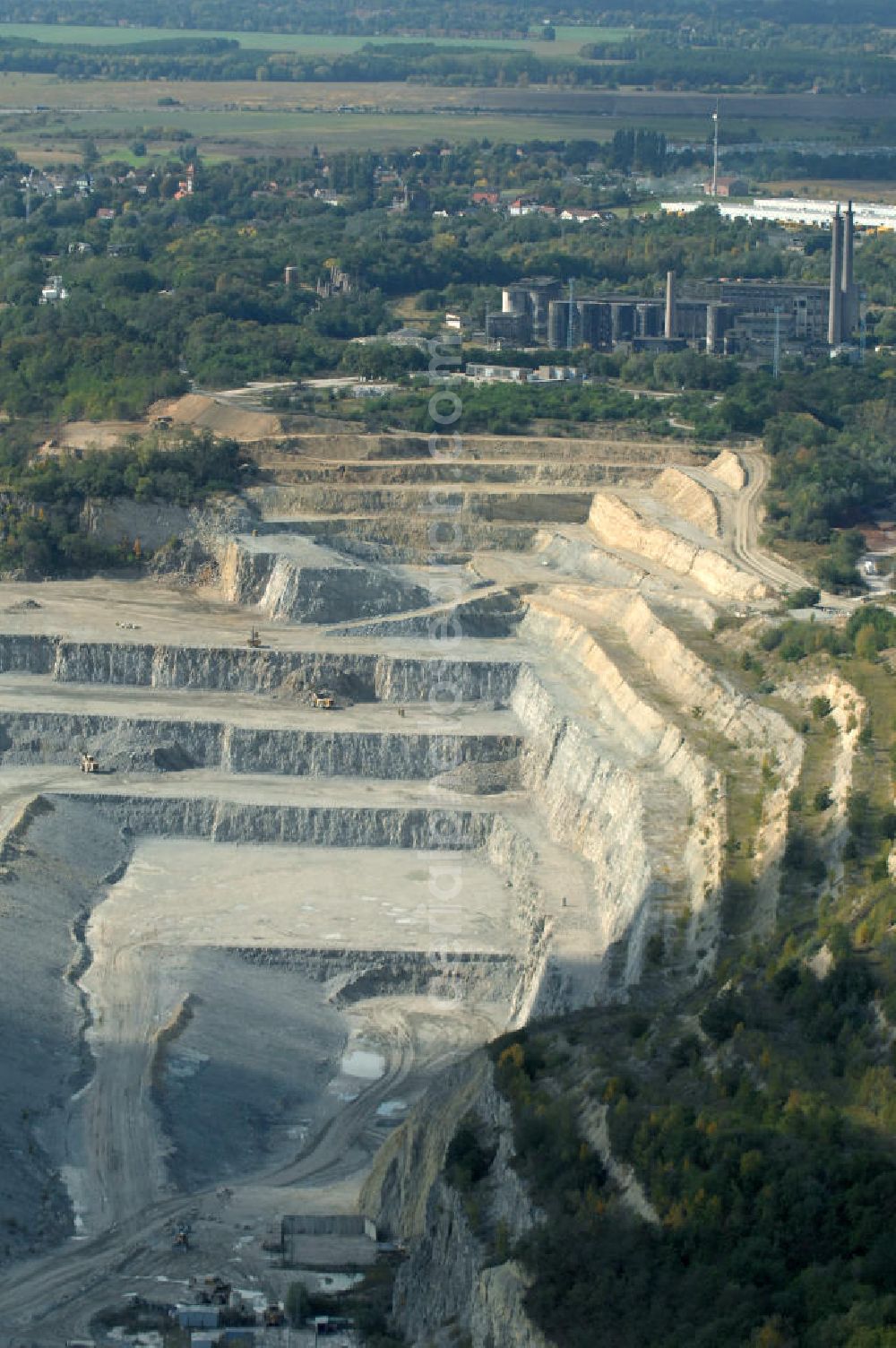 Aerial image Rüdersdorf - Blick auf den Kalksteinbruch Rüdersdorf östlich von Berlin, auf dem südlichen Barnim gelegen, er ist der größte geologische Aufschluss in Norddeutschland aus dem Erdmittelalter, entstanden durch Kalkabbau, bestehend aus einem Museumspark Baustoffindustrie Rüdersdorf und dem eigentlichen Kalksteinbruch.