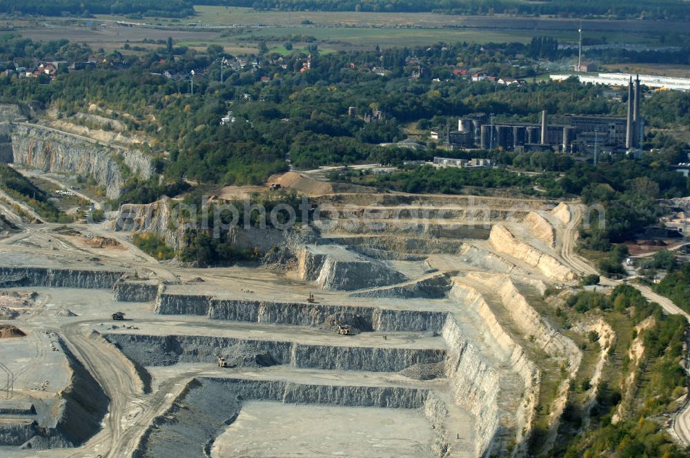 Aerial photograph Rüdersdorf - Blick auf den Kalksteinbruch Rüdersdorf östlich von Berlin, auf dem südlichen Barnim gelegen, er ist der größte geologische Aufschluss in Norddeutschland aus dem Erdmittelalter, entstanden durch Kalkabbau, bestehend aus einem Museumspark Baustoffindustrie Rüdersdorf und dem eigentlichen Kalksteinbruch.