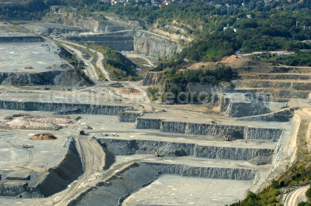 Aerial image Rüdersdorf - Blick auf den Kalksteinbruch Rüdersdorf östlich von Berlin, auf dem südlichen Barnim gelegen, er ist der größte geologische Aufschluss in Norddeutschland aus dem Erdmittelalter, entstanden durch Kalkabbau, bestehend aus einem Museumspark Baustoffindustrie Rüdersdorf und dem eigentlichen Kalksteinbruch.