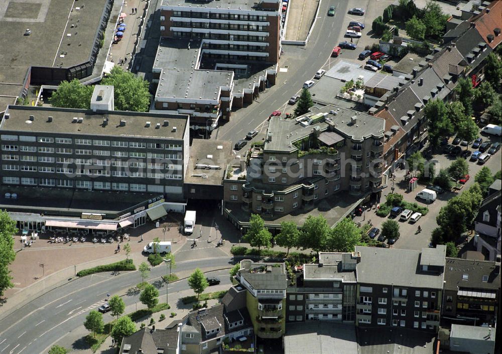 Kamp-Lintfort from above - Blick auf die Moerser Straße in Kamp-Lintfort in Nordrhein-Westfalen. Im südlichen Bereich des Baugebietes entlang der Moerser Straße ist eine Nutzungsmischung aus Einzelhandel, umweltverträglichen gewerblichen Nutzungen und Unternehmen der Dienstleistungsbranche zu finden. Die nach oben rechts verlaufenden Gebäude wurden nach dem Krieg wieder aufgebaut, die an deren Gebäude entstanden in den 60er Jahren. View to the trade street Moerser Straße in Kamp-Lintfort in Northrhine-Westfalia.