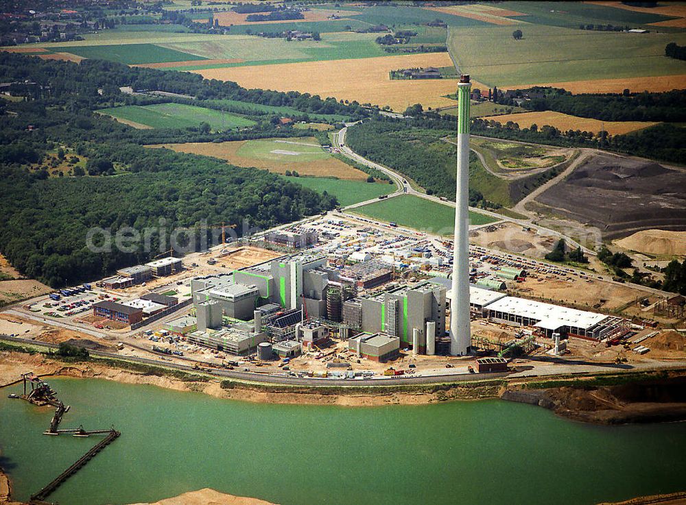 Aerial image Kamp-Lintfort - Blick auf den Neubau der Kamp-Lintforter Müllverbrennungsanlage kurz vor ihrer Fertigstellung. Die MVA Asdonkshof Kamp Lintfort wird von der Niederrhein Kreis Weseler Abfallgesellschaft mbH & Co. KG betrieben. View of the new building of the Kamp-Lintfort incinerator close to finalization. The MVA Asdonkshof Kamp Lintfort is operated by the district of Wesel waste mbH & Co. KG.