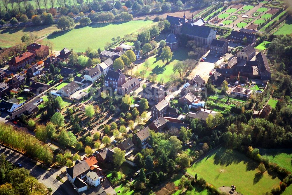 Kamp-Lintfort from the bird's eye view: EUROPEAN MEETING Kamp Monastery eV and complex spiritual and cultural center Klosterkamp on the Kamper mountain in the town of Kamp-Lintfort in North Rhine-Westphalia