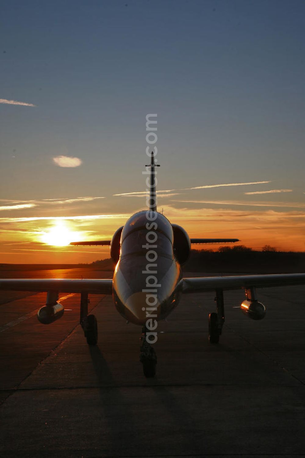 Aerial image Bitburg - Kampfjet Aero L-39 Albatros im Sonnenuntergang auf dem Flugplatz Bitburg EDRB / Rheinland-Pfalz. Die L-39 war ursprünglich als einstrahliges Schulflugzeug der tschechischen Luftstreitkräfte entwickelt worden. Jet fighter Aero L-39 Albatros with sunset at the airfield Bitburg / Rhineland-Palatinate.