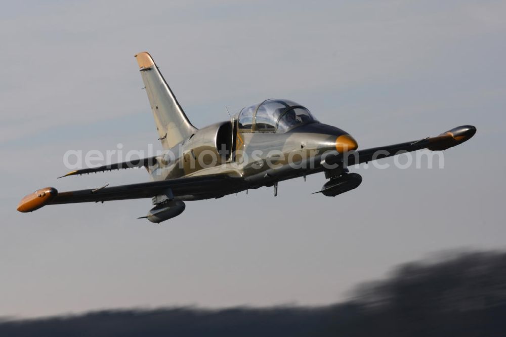 Aerial photograph Bitburg - Kampfjet Aero L-39 Albatros auf dem Flugplatz Bitburg EDRB / Rheinland-Pfalz. Die L-39 war ursprünglich als einstrahliges Schulflugzeug der tschechischen Luftstreitkräfte entwickelt worden. Jet fighter Aero L-39 Albatros at the airfield Bitburg / Rhineland-Palatinate.