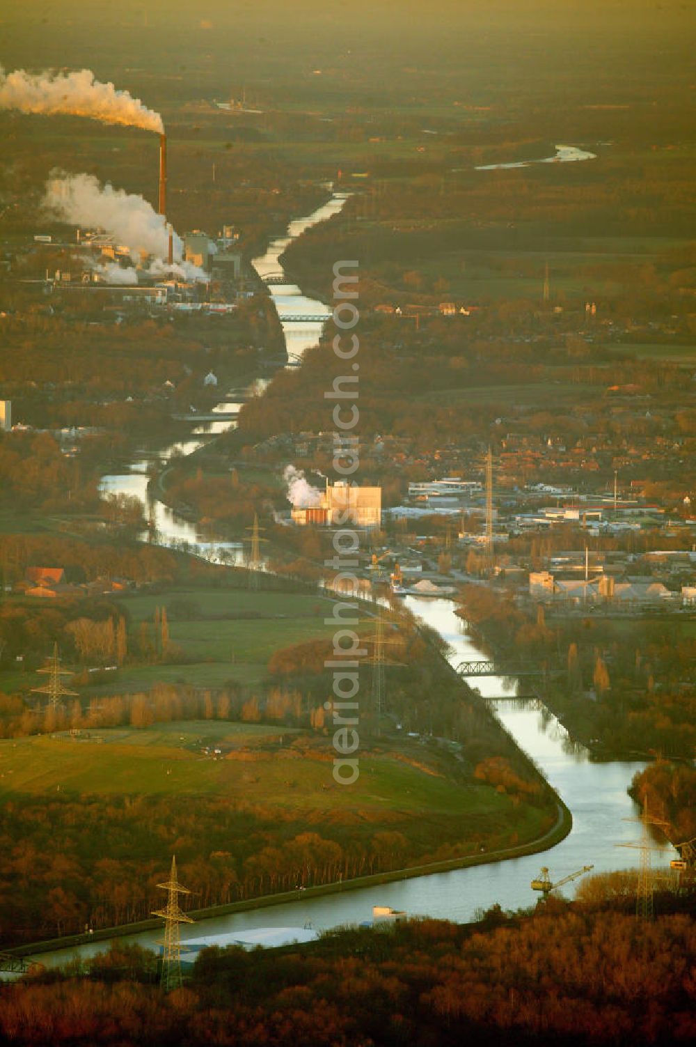 Castrop-Rauxel from above - Blick auf den Rhein-Herne-Kanal mit Kraftwerk von der Firma Rheinzink. Rhine-Herne-canal with power station of the company Rheinzink.