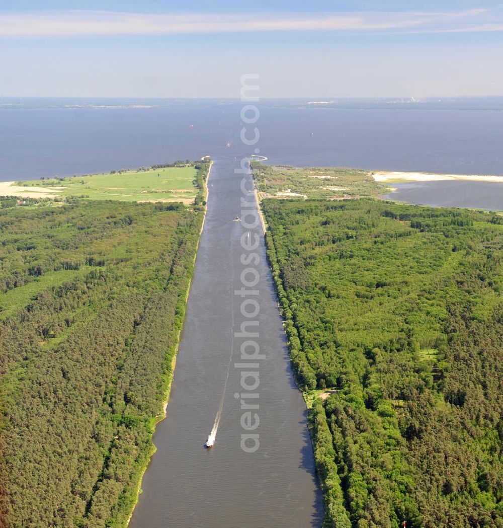 Swinemünde ( Swinoujscie ) from the bird's eye view: Der Kanal Piastowski, übersetzt Piastenkanal, ist seit 1945 Name des 1875 bis 1880 als Kaiserfahrt erbauten Kanals, der die Swine (poln. Swina) südlich der Hafenstadt Swinoujscie (Swinemünde) mit dem Stettiner Haff verbindet. Die zwölf Kilometer lange Schifffahrtsstraße mit einer Wassertiefe von etwa zehn Metern umgeht den schwer befahrbaren östlichen Lauf der Swine. Channel Piastowski / Piastenkanal as Kaiserfahrt built south of Swinoujscie in Poland.