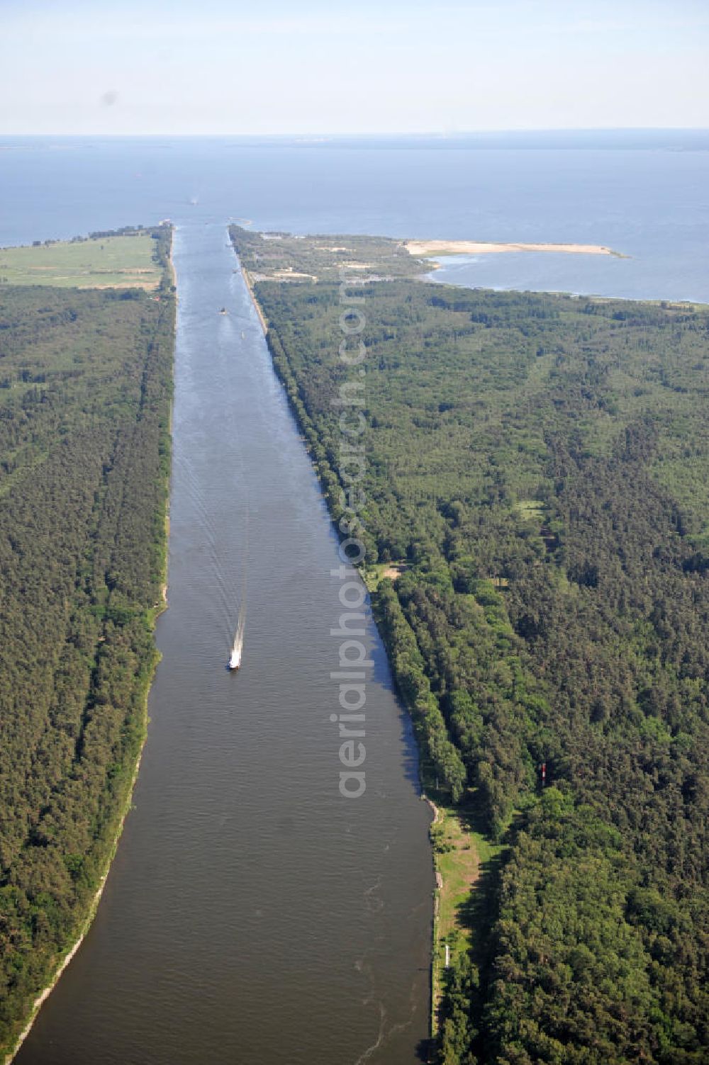 Swinemünde ( Swinoujscie ) from above - Der Kanal Piastowski, übersetzt Piastenkanal, ist seit 1945 Name des 1875 bis 1880 als Kaiserfahrt erbauten Kanals, der die Swine (poln. Swina) südlich der Hafenstadt Swinoujscie (Swinemünde) mit dem Stettiner Haff verbindet. Die zwölf Kilometer lange Schifffahrtsstraße mit einer Wassertiefe von etwa zehn Metern umgeht den schwer befahrbaren östlichen Lauf der Swine. Channel Piastowski / Piastenkanal as Kaiserfahrt built south of Swinoujscie in Poland.