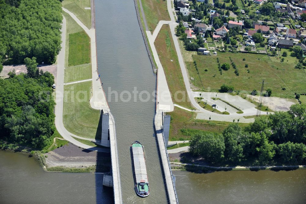 Aerial photograph Hohenwarthe - Blick auf die Widerlager am östlichen Ende der Kanalbrücke des Elbe-Havel-Kanales über die Elbe in Hohenwarthe. View of the bridge bearings on the eastern end of the canal bridge of the Elbe-Havel canal over the River Elbe in Hohenwarthe.