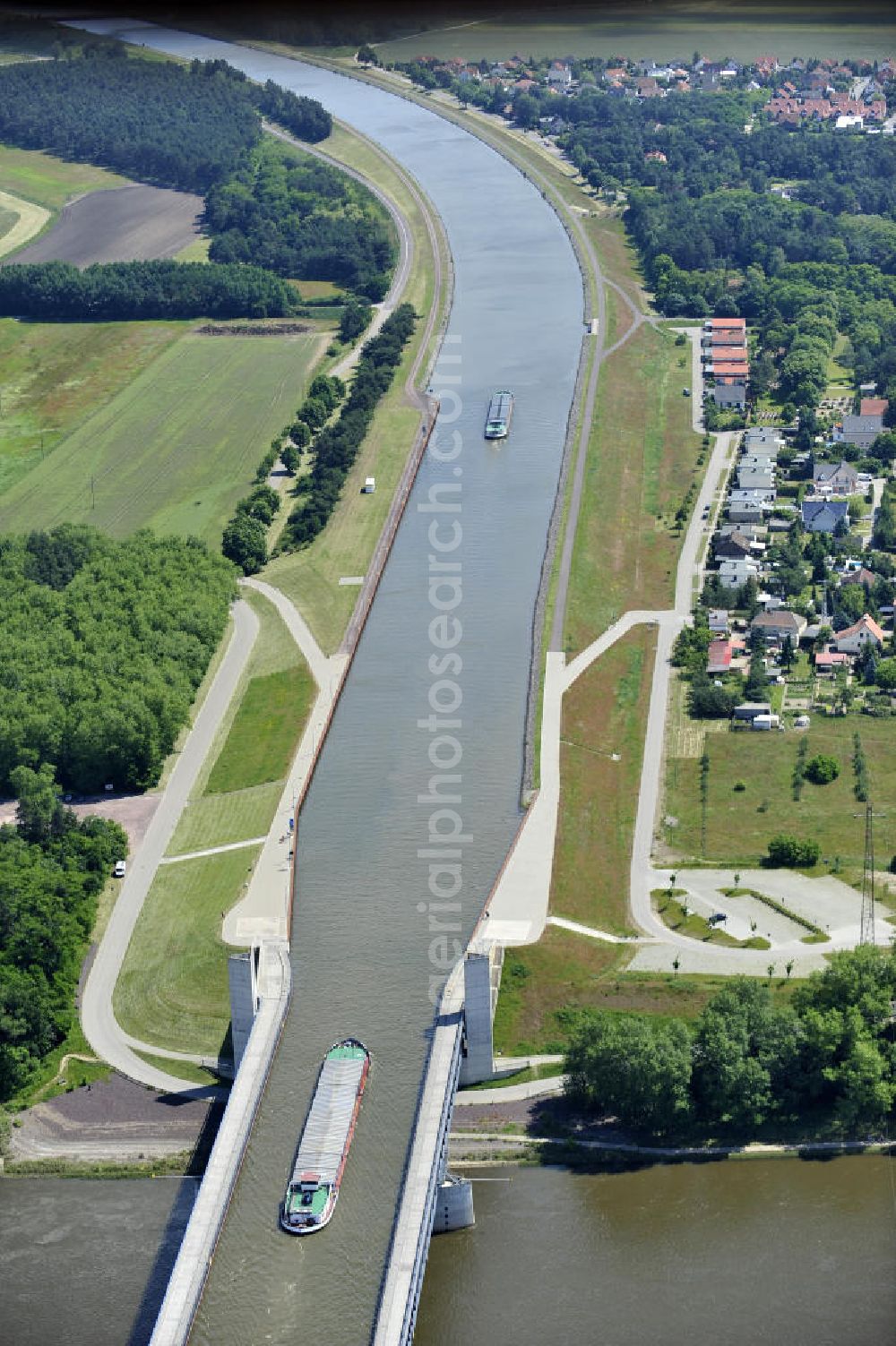 Hohenwarthe from above - Blick auf die Widerlager am östlichen Ende der Kanalbrücke des Elbe-Havel-Kanales über die Elbe in Hohenwarthe. View of the bridge bearings on the eastern end of the canal bridge of the Elbe-Havel canal over the River Elbe in Hohenwarthe.