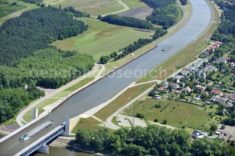 Hohenwarthe from the bird's eye view: Blick auf die Widerlager am östlichen Ende der Kanalbrücke des Elbe-Havel-Kanales über die Elbe in Hohenwarthe. View of the bridge bearings on the eastern end of the canal bridge of the Elbe-Havel canal over the River Elbe in Hohenwarthe.