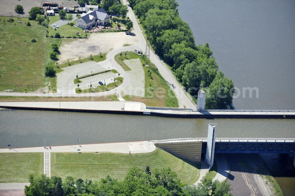 Aerial image Hohenwarthe - Blick auf die Widerlager am östlichen Ende der Kanalbrücke des Elbe-Havel-Kanales über die Elbe in Hohenwarthe. View of the bridge bearings on the eastern end of the canal bridge of the Elbe-Havel canal over the River Elbe in Hohenwarthe.