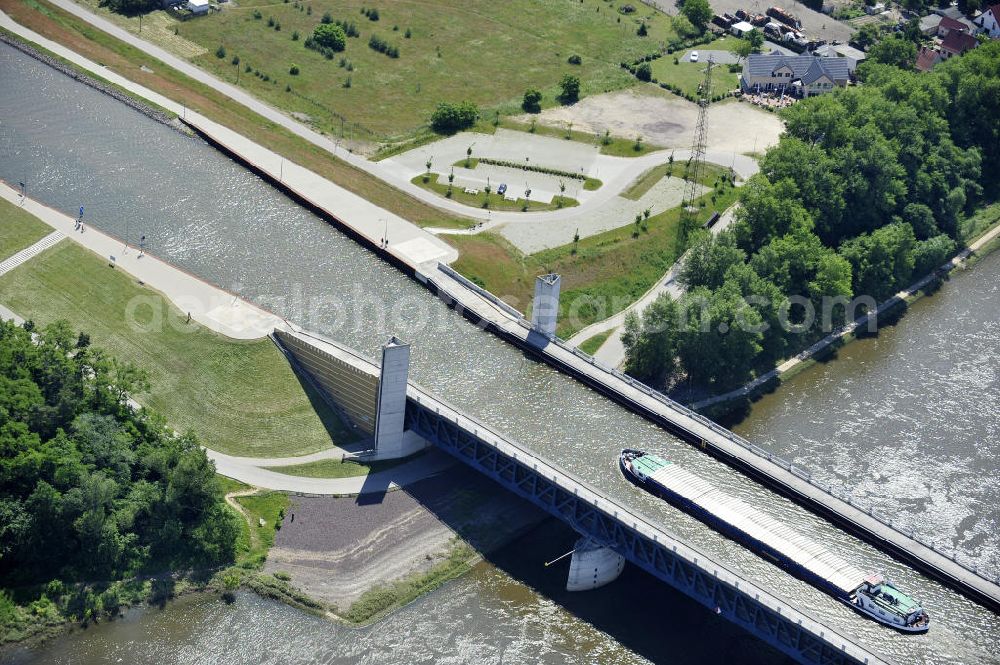 Aerial photograph Hohenwarthe - Blick auf die Widerlager am östlichen Ende der Kanalbrücke des Elbe-Havel-Kanales über die Elbe in Hohenwarthe. View of the bridge bearings on the eastern end of the canal bridge of the Elbe-Havel canal over the River Elbe in Hohenwarthe.