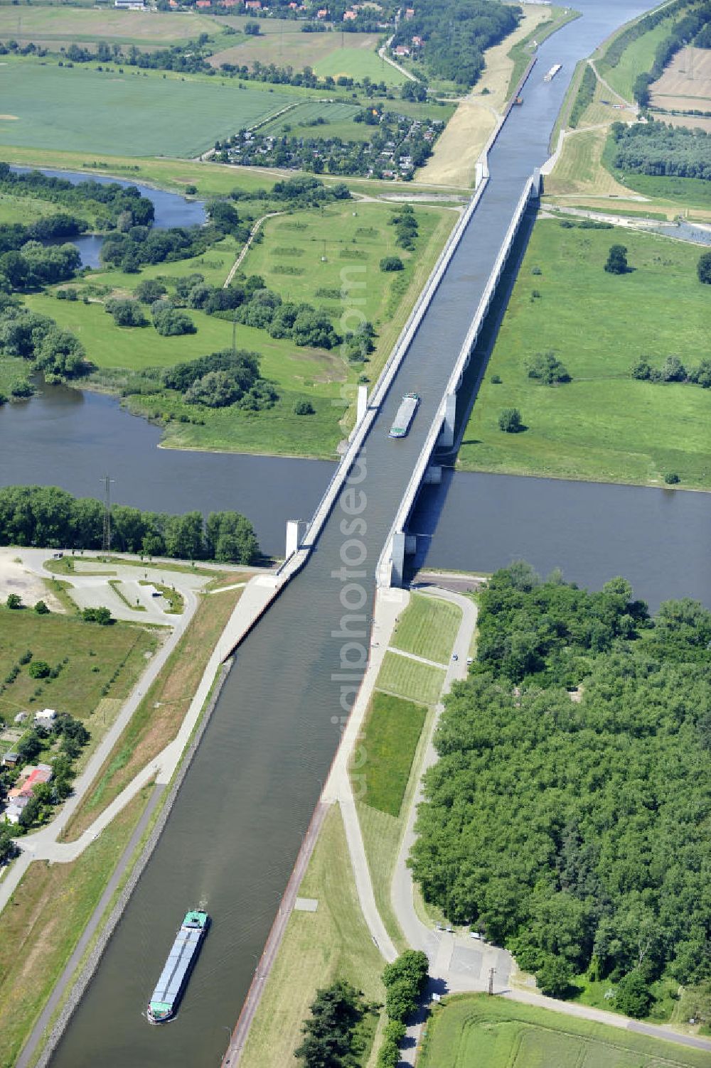 Hohenwarthe from the bird's eye view: Blick auf die Widerlager am östlichen Ende der Kanalbrücke des Elbe-Havel-Kanales über die Elbe in Hohenwarthe. View of the bridge bearings on the eastern end of the canal bridge of the Elbe-Havel canal over the River Elbe in Hohenwarthe.