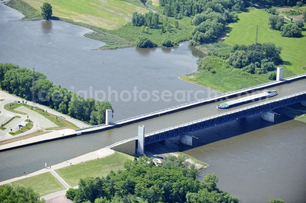 Aerial image Hohenwarthe - Blick auf die Widerlager am östlichen Ende der Kanalbrücke des Elbe-Havel-Kanales über die Elbe in Hohenwarthe. View of the bridge bearings on the eastern end of the canal bridge of the Elbe-Havel canal over the River Elbe in Hohenwarthe.