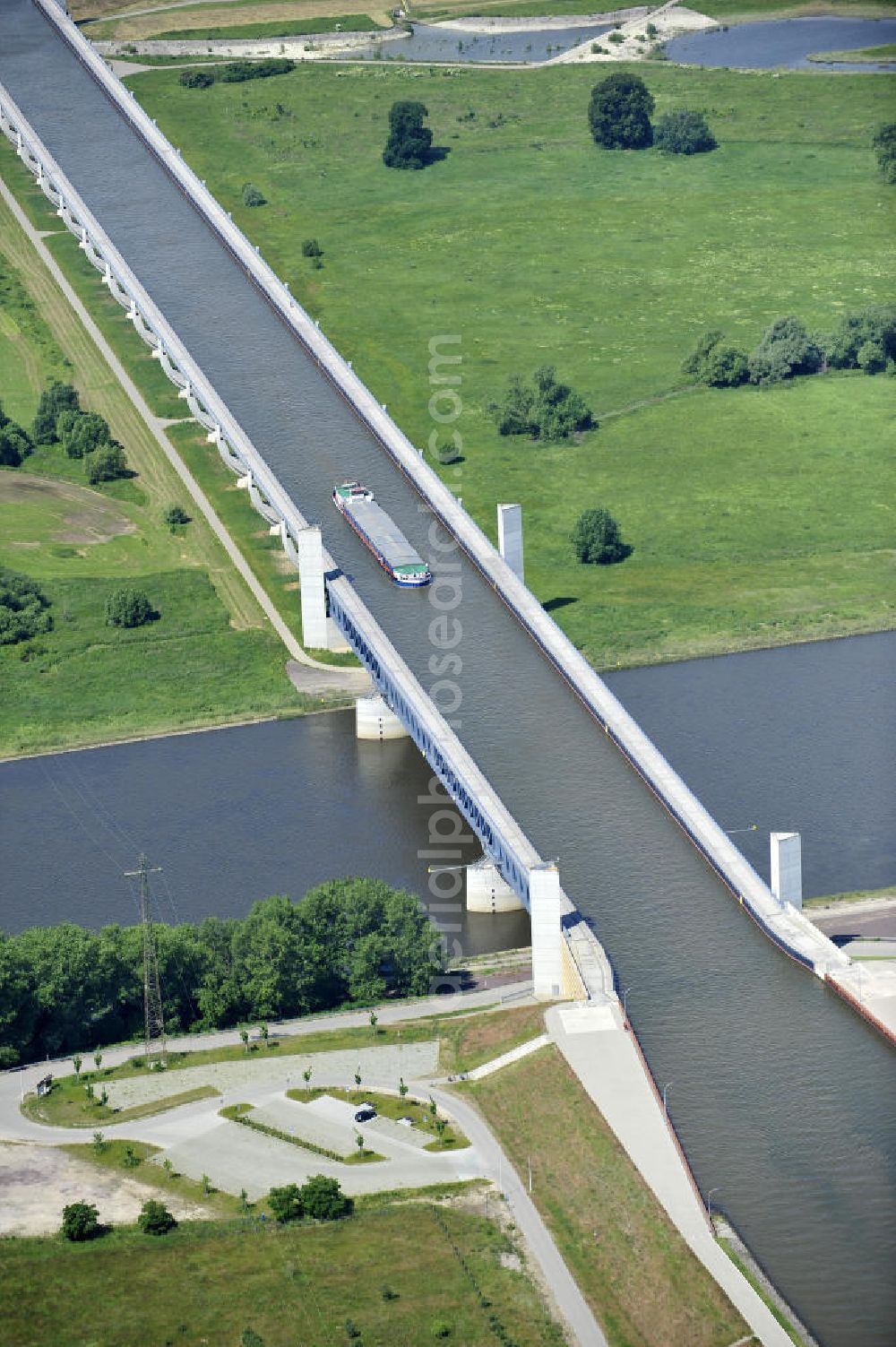 Aerial photograph Hohenwarthe - Blick auf die Widerlager am östlichen Ende der Kanalbrücke des Elbe-Havel-Kanales über die Elbe in Hohenwarthe. View of the bridge bearings on the eastern end of the canal bridge of the Elbe-Havel canal over the River Elbe in Hohenwarthe.