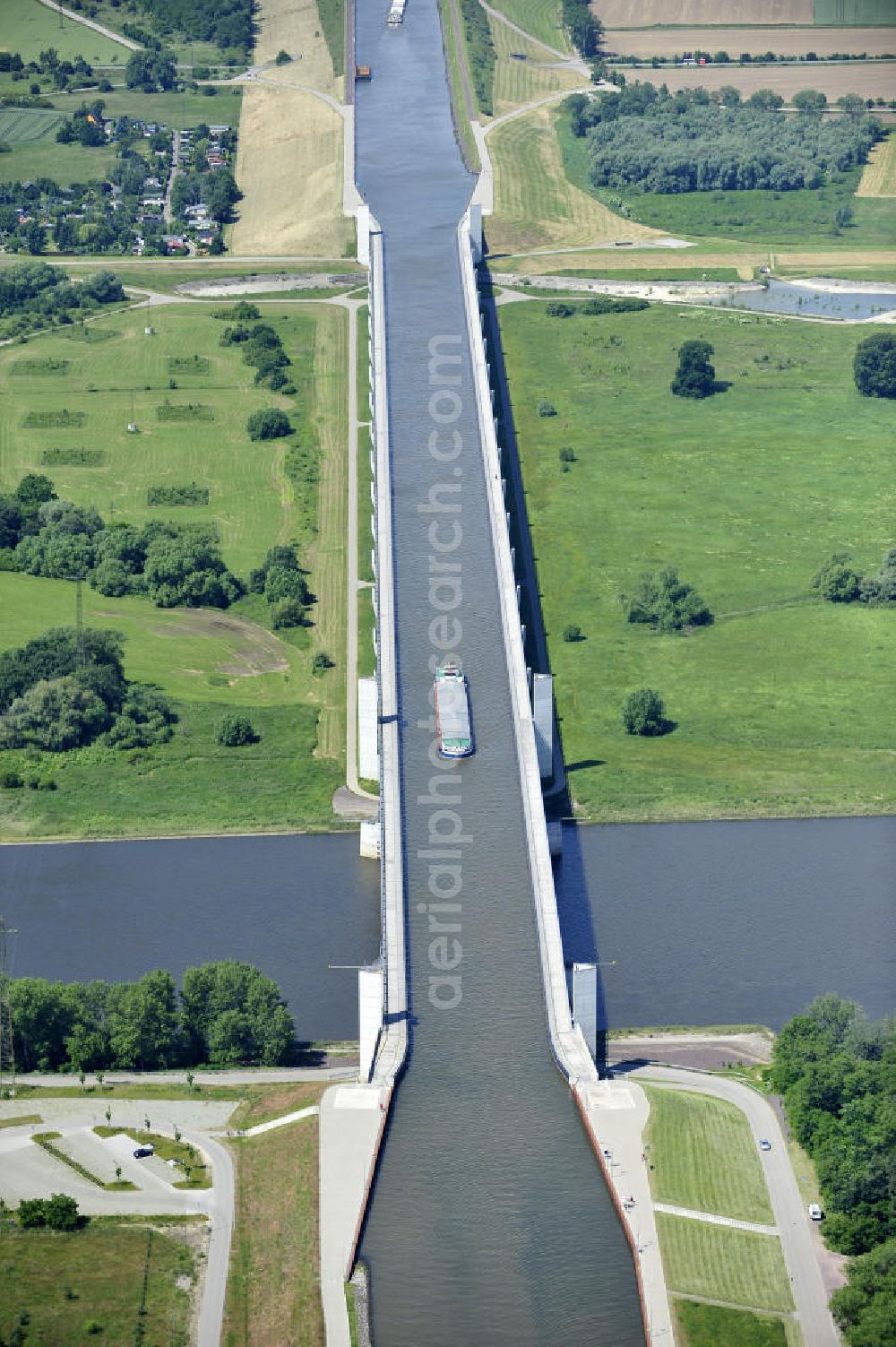 Hohenwarthe from above - Blick auf die Widerlager am östlichen Ende der Kanalbrücke des Elbe-Havel-Kanales über die Elbe in Hohenwarthe. View of the bridge bearings on the eastern end of the canal bridge of the Elbe-Havel canal over the River Elbe in Hohenwarthe.