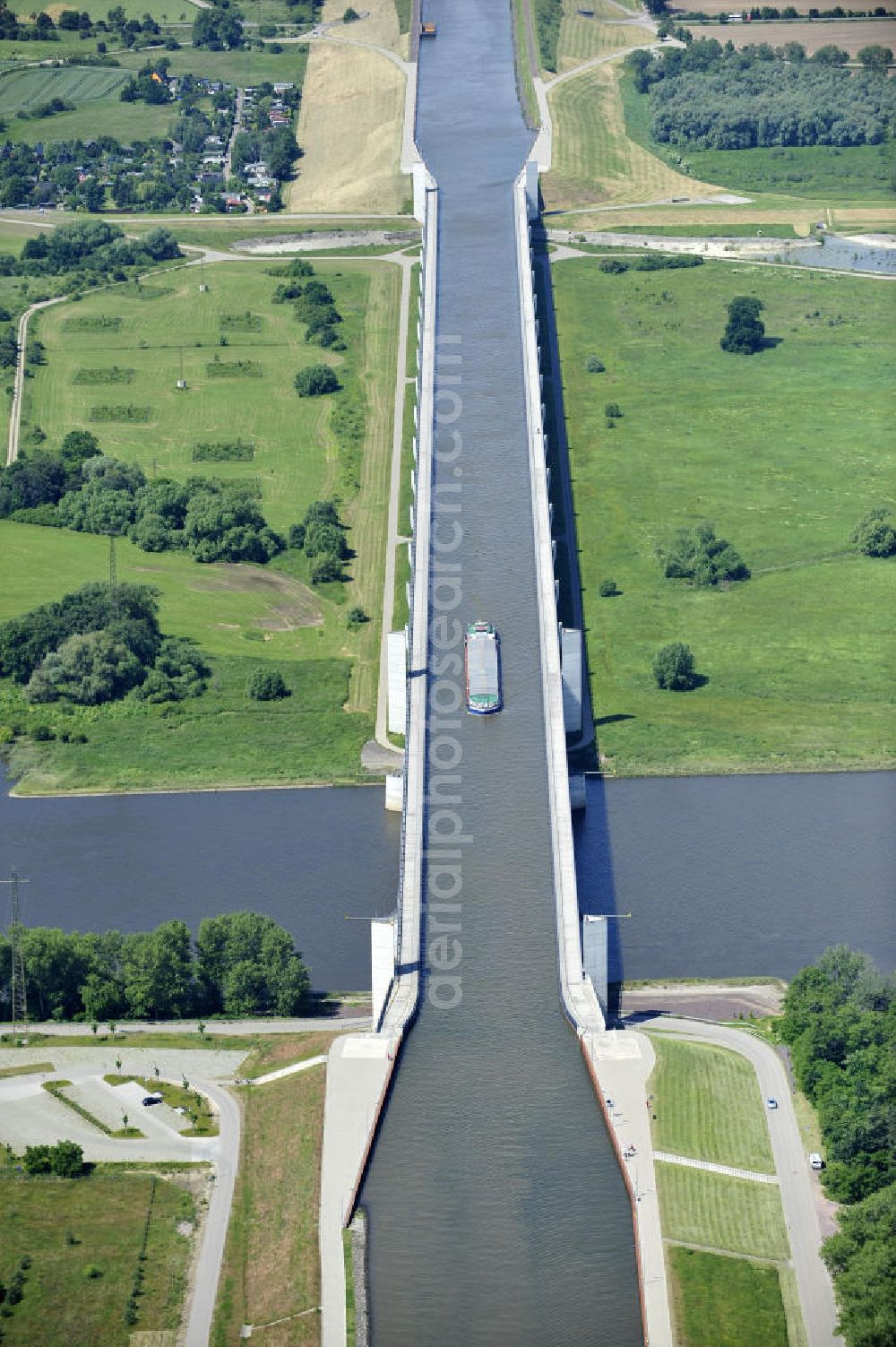 Hohenwarthe from the bird's eye view: Blick auf die Widerlager am östlichen Ende der Kanalbrücke des Elbe-Havel-Kanales über die Elbe in Hohenwarthe. View of the bridge bearings on the eastern end of the canal bridge of the Elbe-Havel canal over the River Elbe in Hohenwarthe.